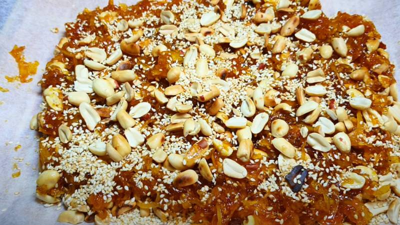 Đổ kẹo ra khuôn